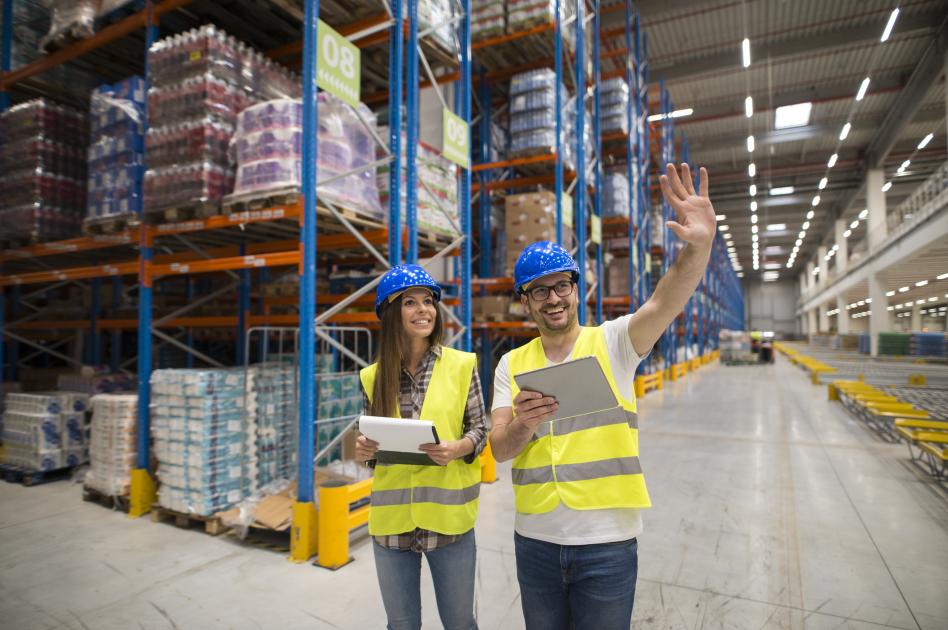 Trabajadores en un centro de distribución
