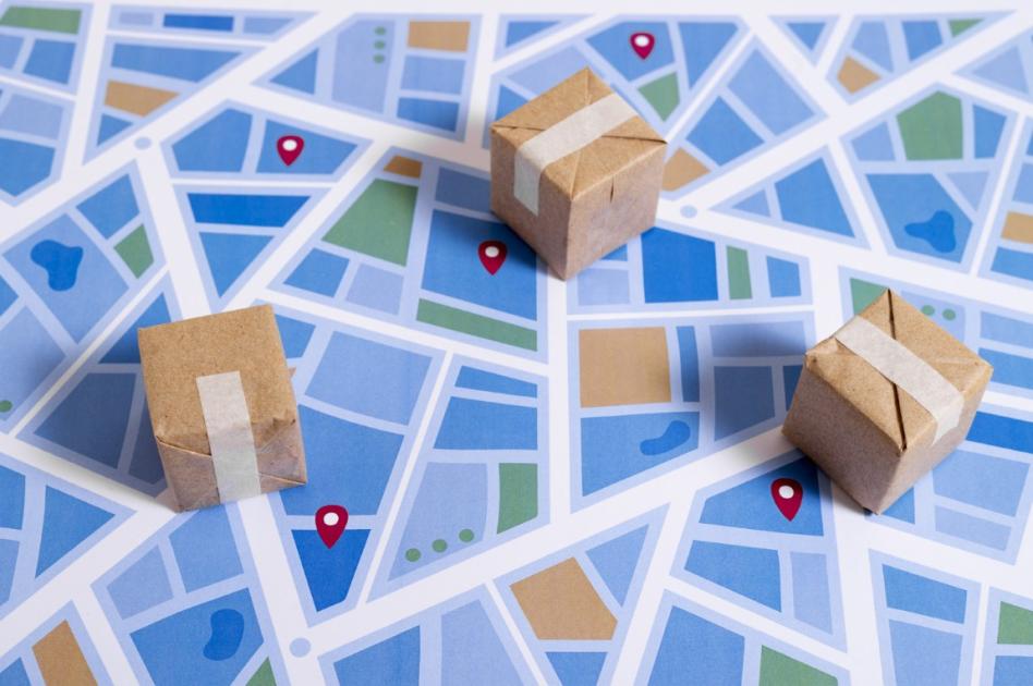 Cajas sobre un plano de calles. Imagen representativa de la logística urbana